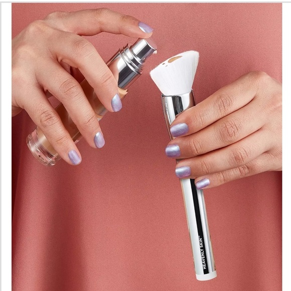 IT Cosmetics Heavenly Skin Skin-Smoothing Complexion Brush #704 - Picture 2 of 2